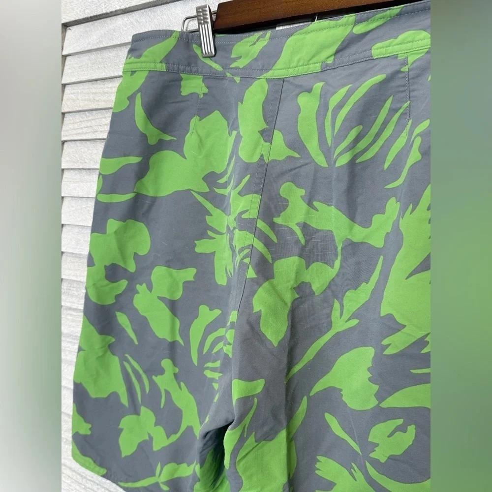 Patagonia Men’s Wavefarer Board Shorts Size 33